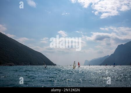 Surfers sul Lago di Garda, Torbole, Trentino-Alto Adige, Italia, Europa Foto Stock