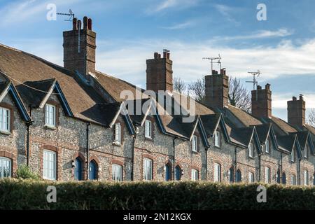 GLYNDE, EAST SUSSEX, UK - GENNAIO 12 : Row of Flint houses in Glynde, East Sussex, UK on January 12, 2022 Foto Stock