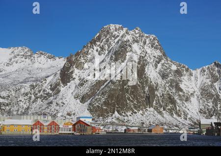 Alberghi su un'isola, montagne innevate, Svolvaer, Lanholmen, Nordland, Norvegia, Europa Foto Stock