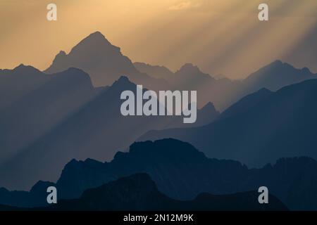 Ora d'oro sulle montagne di Allgäu, Warth, Vorarlberg, Austria, Europa Foto Stock