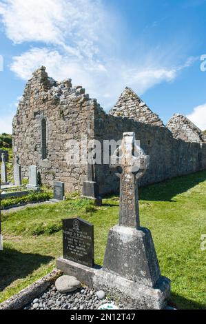 Rovina di una chiesa, lapidi irlandesi, cimitero, Na Seacht dTeampaill, le sette chiese, Inis Mór, Inishmore, Árainn, Isole Aran, Contea di Galway, IRE Foto Stock