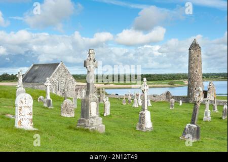 Cimitero, chiesa di Iroquois, croci irlandesi, croci celtiche, torre rotonda, Rovine del monastero di Clonmacnoise sul fiume Shannon, vicino Athlone, County Offlay, Foto Stock