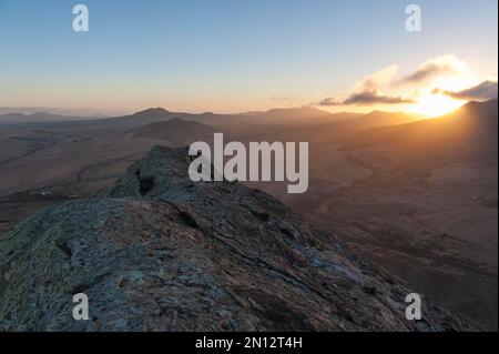 Alba, sole mattutino sulla roccia, montagna sacra, Montaña Sagrada de Tindaya vicino a la Oliva, Fuerteventura, Isole Canarie, Spagna, Europa Foto Stock