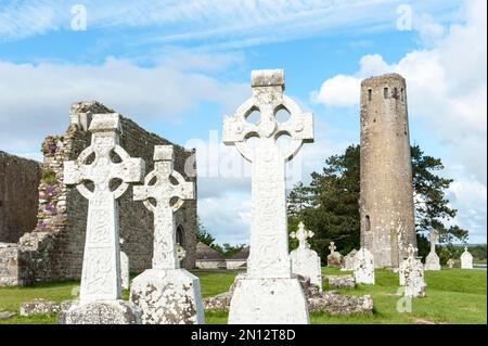 Cimitero, chiesa di Iroquois, croci irlandesi, croci celtiche, torre rotonda, Rovine del monastero di Clonmacnoise sul fiume Shannon, vicino Athlone, County Offlay, Foto Stock