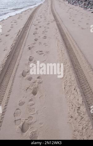 Piste nella sabbia, spiaggia, mare, Sylt, Germania, Europa Foto Stock