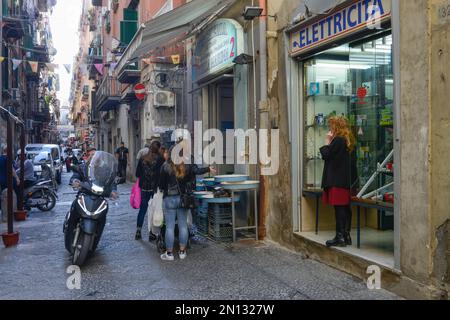 Street scene, quartiere spagnolo, Napoli, Italia, Europa Foto Stock