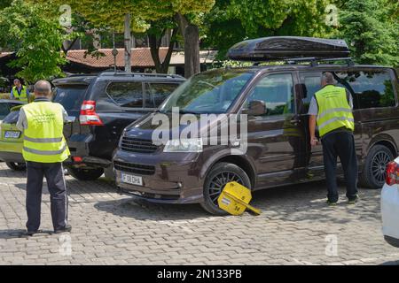 Ufficio ordini pubblici, Auto, violazione parcheggio, morsetto per ruote, Pl. Sveti Aleksandar Nevski, Sofia, Bulgaria, Europa Foto Stock