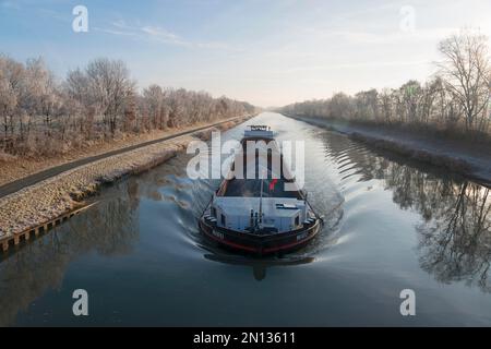Nave sul canale di Mittelland, Hoarfrost, Berkum, distretto di Peine, bassa Sassonia, Germania, Europa Foto Stock