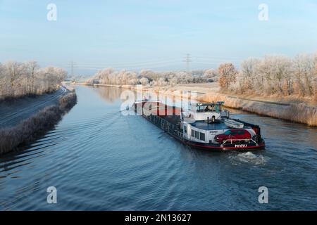 Nave sul canale di Mittelland, Hoarfrost, Berkum, distretto di Peine, bassa Sassonia, Germania, Europa Foto Stock