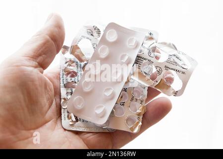 Confezioni blister a mano contenenti compresse, dipendenza da compresse Foto Stock