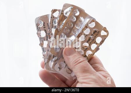 Confezioni blister a mano contenenti compresse, dipendenza da compresse Foto Stock