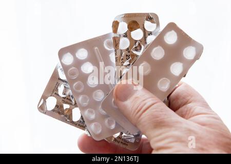 Confezioni blister a mano contenenti compresse, dipendenza da compresse Foto Stock