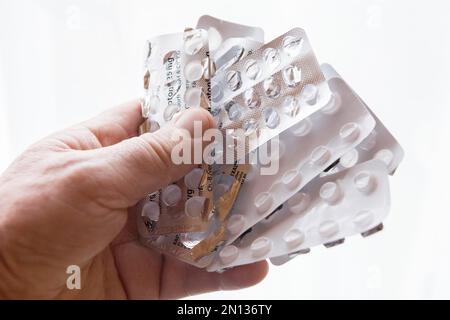 Confezioni blister a mano contenenti compresse, dipendenza da compresse Foto Stock