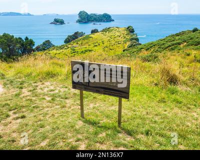 Cartello di rimboschimento a Cathedral Cove Walk, Cathedral Cove Marine Reserve, Hahei, Coromandel Peninsula, North Island, New Zealand, Oceania Foto Stock