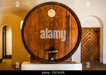 Botti di vino, tenuta di vino Groot Constantia in stile architettonico olandese del Capo, Città del Capo, Sud Africa, Capo Occidentale, Africa Foto Stock