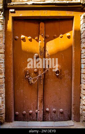 Cancello, edifici di adobe nella città vecchia, Yasd, Yasd, Iran, Asia Foto Stock