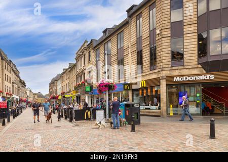 5 settembre 2022: Inverness, Highland, Scozia - Un caldo primo giorno autunnale in High Street, Inverness, con persone, cani, caffè sul marciapiede, McDonalds... Foto Stock