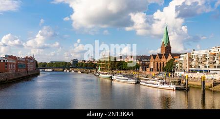 Barche da escursione e nave a vela Alexander von Humboldt al molo Martinian, Weser Promenade, Schlachte, Città Vecchia, Weser, Città anseatica di Brema, Foto Stock