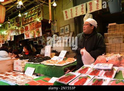 Ameya-Yokocho e' un vivace mercato di strada che corre lungo i binari ferroviari tra la Stazione JR di Ueno e la Stazione di Okachimachi., Tokyo, Giappone. Foto Stock