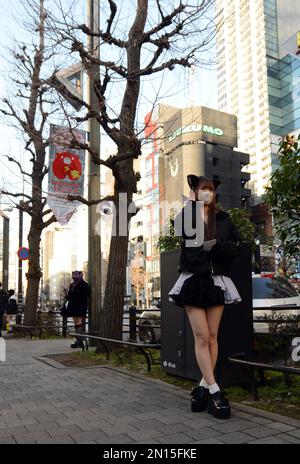 Ragazze vestite di cameriera francese costumi distribuivano buoni sconto per Maid Cafe di Tokyo di Akihabara il quartiere del divertimento. Foto Stock