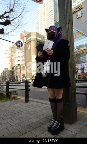 Ragazze vestite di cameriera francese costumi distribuivano buoni sconto per Maid Cafe di Tokyo di Akihabara il quartiere del divertimento. Foto Stock