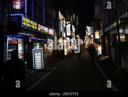 Camminando tra i bar, i club e i ristoranti nelle strette strade di Ueno, Tokyo, Giappone. Foto Stock