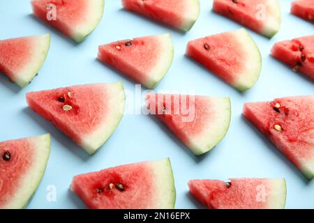 Fette di cocomero maturo su sfondo azzurro Foto Stock