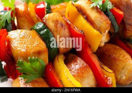 Deliziosi kebab di pollo shish con verdure sul piatto, primo piano Foto Stock