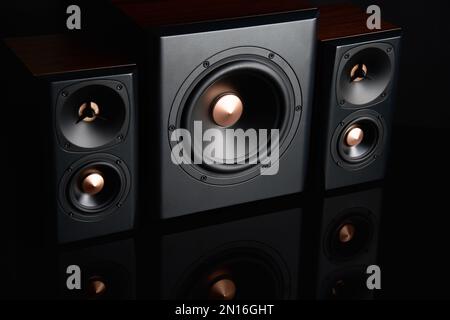 Due altoparlanti e subwoofer su sfondo scuro. Impostare per l'ascolto di musica. Impianto audio Foto Stock