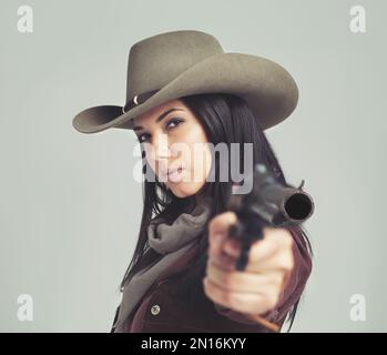 Voglio dire che ancora una volta. una giovane donna attraente in abbigliamento da cowboy. Foto Stock