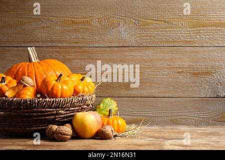 Composizione con zucche mature su tavolo di legno, spazio per il testo. Buon giorno del Ringraziamento Foto Stock