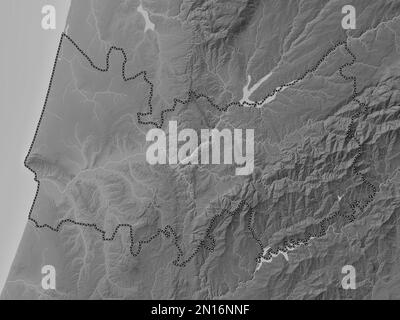 Coimbra, distretto del Portogallo. Mappa in scala di grigi con laghi e fiumi Foto Stock