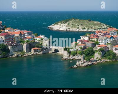 Amasra, Bartin, Turchia. 18 luglio 2021. Vista di metà giornata della città storica e turistica di Amasra. Foto Stock