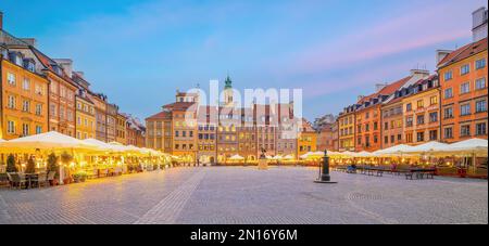 Città vecchia di Varsavia, paesaggio urbano della Polonia al tramonto Foto Stock