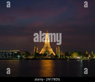 Incredibile vista al crepuscolo del tempio di Wat Arun. Una delle destinazioni turistiche più belle della Thailandia. Bangkok, Thailandia Foto Stock