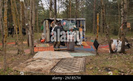 Minsk, Bielorussia - 15 maggio 2021: Capanne mendicanti di senzatetto vicino alla discarica. Foto Stock