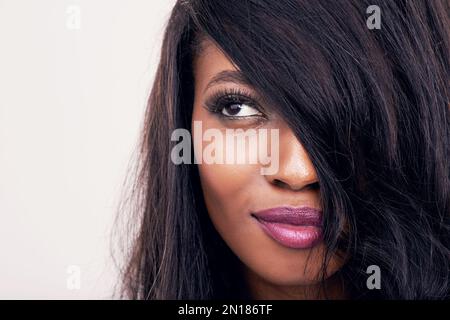 Certo, la mia vita non è perfetta, ma i miei capelli lo sono. Ripresa in studio di una giovane donna con capelli belli. Foto Stock