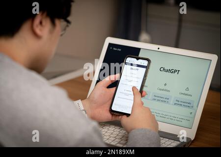 Seoul, Corea del Sud - 06 febbraio 2023 : Un uomo che cerca informazioni utilizzando l'intelligenza artificiale ChatGPT Foto Stock