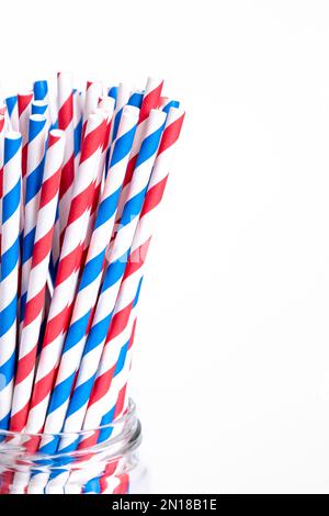 Cannucce di carta multicolore per bevande da vicino su sfondo bianco. Foto Stock