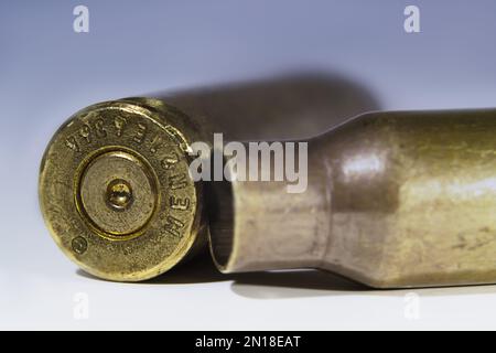 due custodie per cartucce per pistola a macchina su sfondo sfumato a colori primo piano Foto Stock