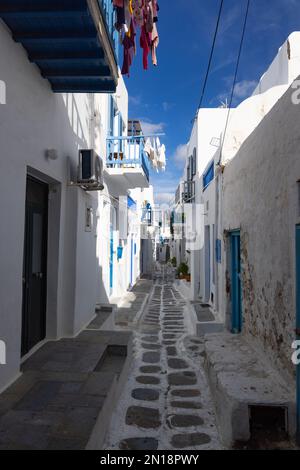 Case imbiancate nei vicoli stretti della città di Mikonos, Mykonos, Grecia Foto Stock