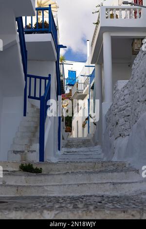 Case imbiancate nei vicoli stretti della città di Mikonos, Mykonos, Grecia Foto Stock