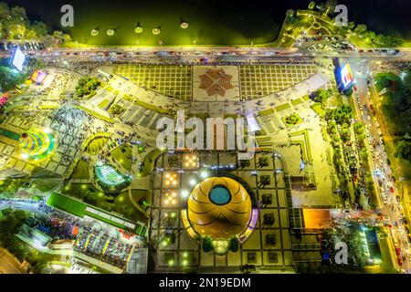 Vista panoramica aerea del Sunflower Building di notte nella città di da Lat. Città turistica in Vietnam sviluppato. Piazza del centro della città di da Lat con Xuan Huong Foto Stock