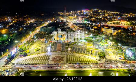 Vista panoramica aerea del Sunflower Building di notte nella città di da Lat. Città turistica in Vietnam sviluppato. Piazza del centro della città di da Lat con Xuan Huong Foto Stock