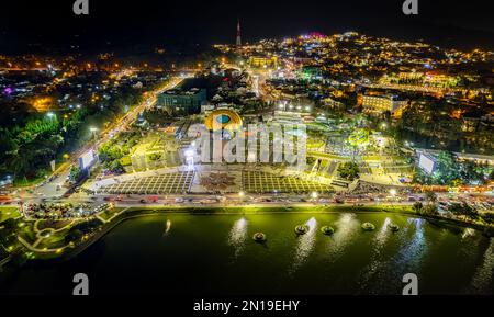 Vista panoramica aerea del Sunflower Building di notte nella città di da Lat. Città turistica in Vietnam sviluppato. Piazza del centro della città di da Lat con Xuan Huong Foto Stock