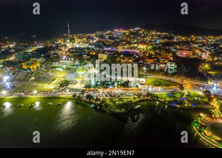 Vista panoramica aerea del Sunflower Building di notte nella città di da Lat. Città turistica in Vietnam sviluppato. Piazza del centro della città di da Lat con Xuan Huong Foto Stock