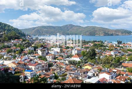 Fethiye, Turchia. Vista sul porto con numerosi yacht e splendide montagne sullo sfondo. Foto Stock