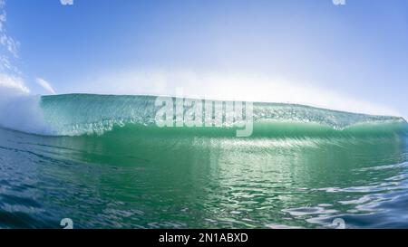 Onde oceano nuoto faccia a faccia incontrare acqua labbro texture dettaglio congelato crash rompere la bellezza della natura potere. Foto Stock