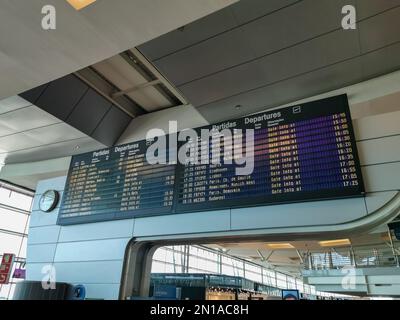 Porto Portugal - 09 28 2021: Orario di partenza del volo con i dati relativi ai numeri di volo della compagnia aerea, alle porte e agli orari di partenza a Porto - Sá Carneir Foto Stock