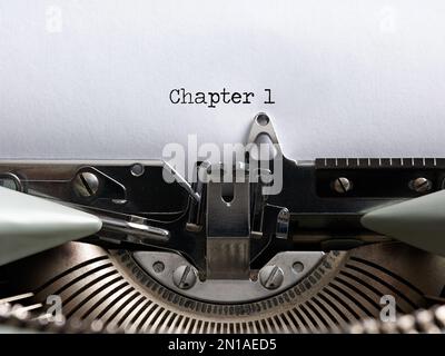 La parola capitolo 1 scritta con una macchina da scrivere vintage. Narrazione, scrittura di libri o concetto di authorship. Foto Stock